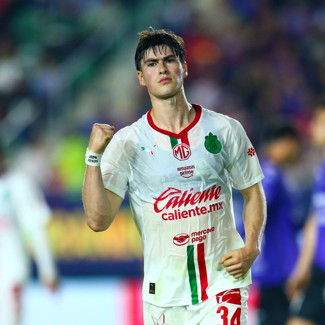 Armando González con la camiseta de Chivas en un partido de Liga MX